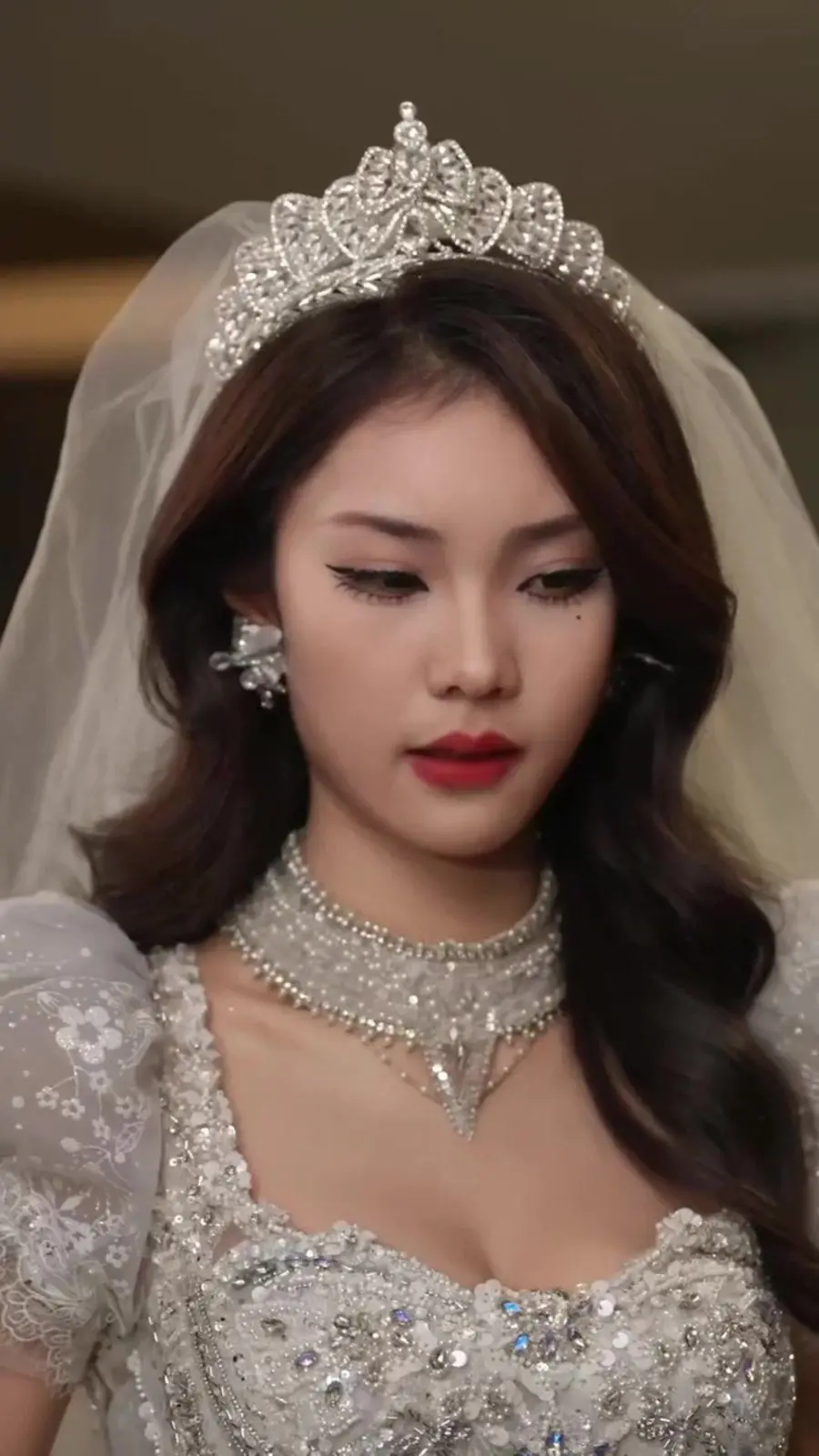 《爱与自省交错的命运轨迹》：当爱遭遇职场危机，看TA如何抉择与无悔！